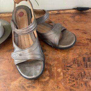 Clarks Unstructured Metallic Comfort Sandals Size 8 Hook and LoopClosure Leather